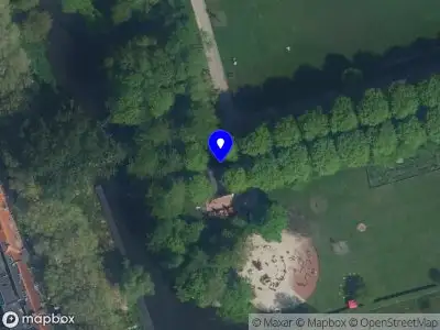 Ambulance met grote spoed naar de Erasmuspark in Amsterdam