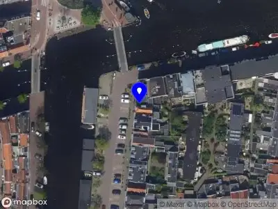 Ambulance met grote spoed naar de Kalvermarkt in Leiden