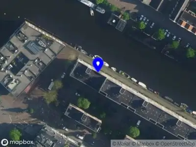 Ambulance met gepaste spoed naar de Plantagekade in Amsterdam