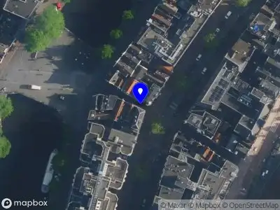 Ambulance met grote spoed naar de Torensteeg in Amsterdam