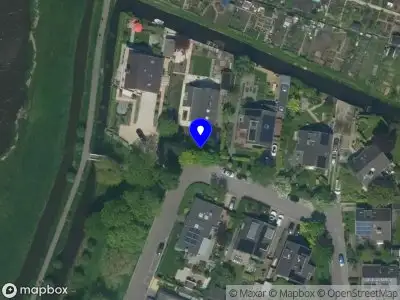 Brandweer met gepaste spoed naar de Spoetnikstraat in Krommenie vanwege waarnemen gaslucht