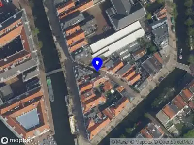 Ambulance met gepaste spoed naar de Giststraat in Delft