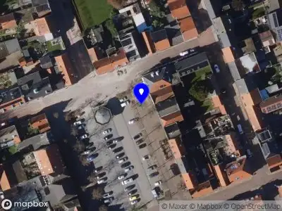 Brandweer en politie met grote spoed naar de Markt in IJzendijke vanwege middelgrote brand