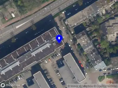 Ambulance met grote spoed naar de Donker Curtiusstraat in Rotterdam