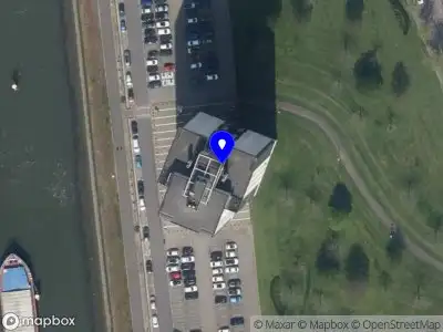 Ambulance met grote spoed naar de Buitenbassinweg in Rotterdam