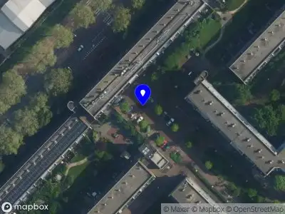 Ambulance met grote spoed naar de Leeuwenwerf in Amsterdam