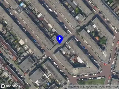 Brandweer met grote spoed naar de Kleine Lindtstraat in Rotterdam vanwege voertuigbrand