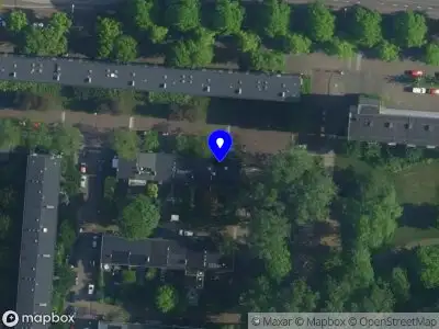 Ambulance met gepaste spoed naar de Baroniestraat in Amsterdam