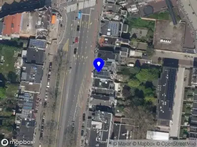 Ambulance met grote spoed naar de 's-Gravendijkwal in Rotterdam