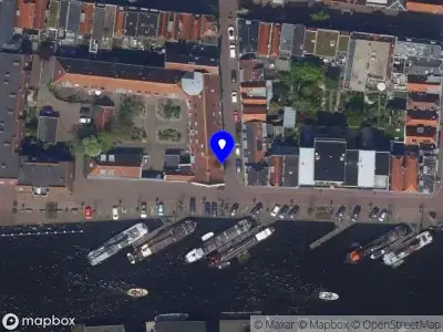 Ambulance met gepaste spoed naar de Kort Galgewater in Leiden