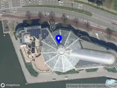 Ambulance met grote spoed naar de Maasboulevard in Rotterdam