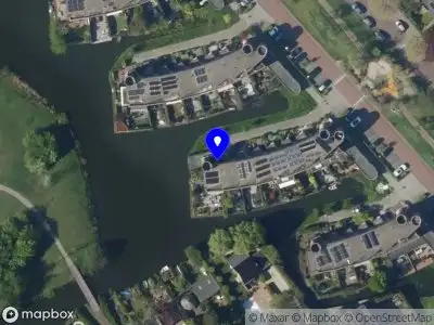 Ambulance met grote spoed naar de Broek in Voorburg