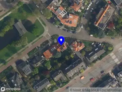 Ambulance met grote spoed naar de Donker Curtiusstraat in Delft
