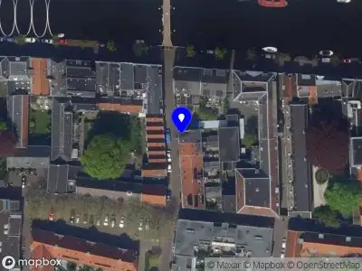 Ambulance met gepaste spoed naar de Lange Lijsbethsteeg in Leiden