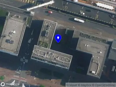 Ambulance met gepaste spoed naar de Jollemanhof in Amsterdam