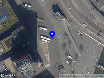 Ambulance met grote spoed naar de Willemsplein in Rotterdam