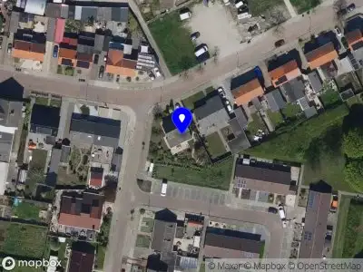 Brandweer met grote spoed naar de Burgemeester Versluijsstraat in Oud-Vossemeer vanwege voertuigbrand