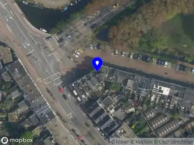 Ambulance met grote spoed naar de Oostplein in Delft