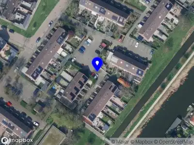 Ambulance met grote spoed naar de Grondzeiler in Puttershoek