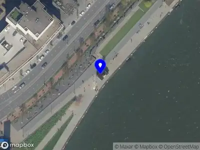 Ambulance met grote spoed naar de Leuvehoofd in Rotterdam