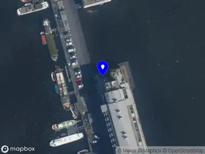 Ambulance met gepaste spoed naar de Silodam in Amsterdam