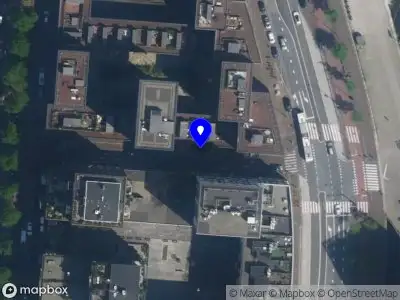 Ambulance met grote spoed naar de Westerdoksdijk in Amsterdam