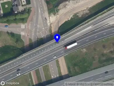 Ambulance met grote spoed naar de Terbregseweg in Rotterdam