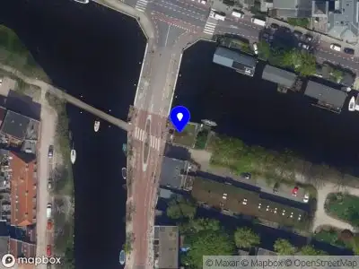 Ambulance met gepaste spoed naar de Oude Herengracht in Leiden