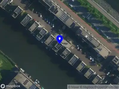 Ambulance met grote spoed naar de Violette Corneliushof in Amsterdam