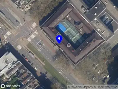 Ambulance met grote spoed naar de Schiekade in Rotterdam