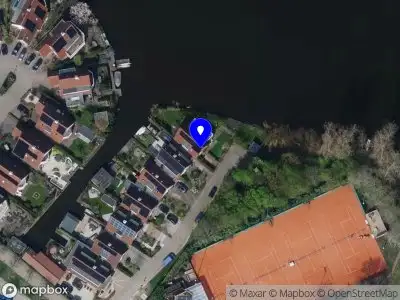 Ambulance met grote spoed naar de Vlasoever in Maasdam