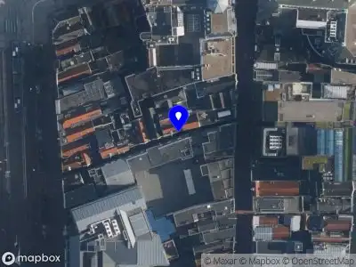 Ambulance met gepaste spoed naar de Jonge Roelensteeg in Amsterdam