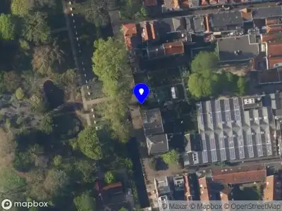 Ambulance met grote spoed naar de 5e Binnenvestgracht in Leiden