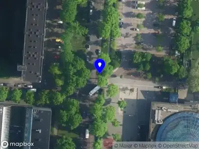 Ambulance met grote spoed naar de De Mirandalaan in Amsterdam