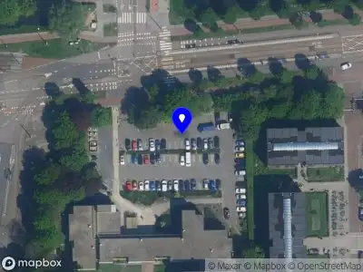 Ambulance met gepaste spoed naar de Louwesweg in Amsterdam