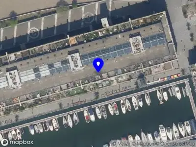 Ambulance met grote spoed naar de Vijf Werelddelen in Rotterdam