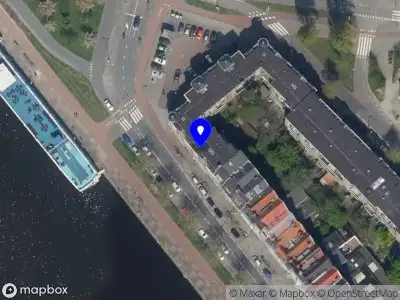 Ambulance met grote spoed naar de Aelbrechtskade in Rotterdam