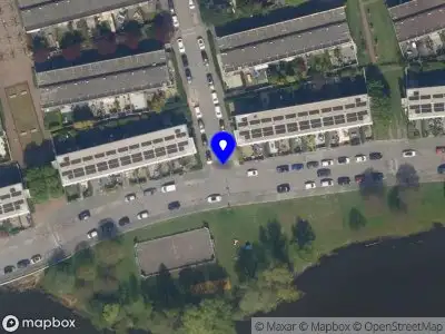 Ambulance met grote spoed naar de Clazina Kouwenbergzoom in Rotterdam