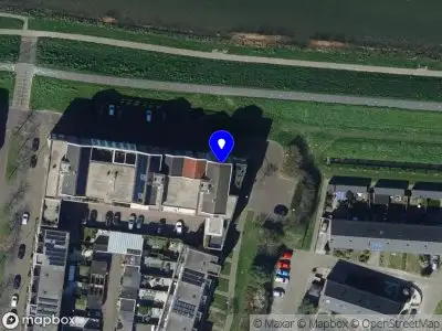 Ambulance met grote spoed naar de De Werf in Oud-Beijerland
