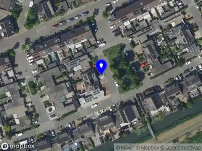 Ambulance met grote spoed naar de Van den Broek-erf in Dordrecht