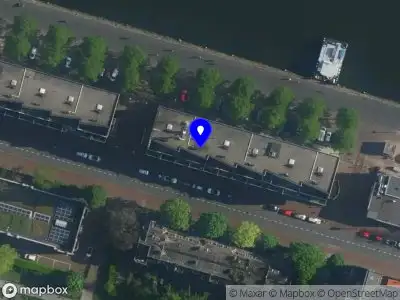 Ambulance met grote spoed naar de Oostelijke Handelskade in Amsterdam