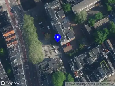 Ambulance met gepaste spoed naar de Raamplein in Amsterdam
