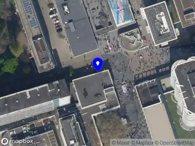 Ambulance met grote spoed naar de Van Oldenbarneveltplaats in Rotterdam