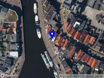 Politie met grote spoed naar de Emmakade in Lemmer vanwege steekincident