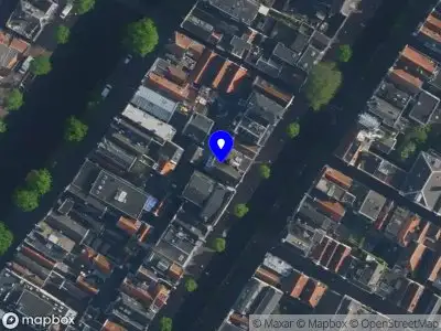Ambulance met grote spoed naar de Oudezijds Achterburgwal in Amsterdam