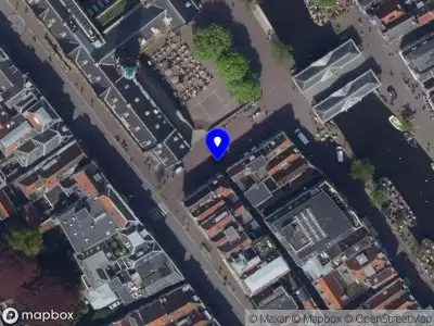 Ambulance met gepaste spoed naar de Koornbrugsteeg in Leiden