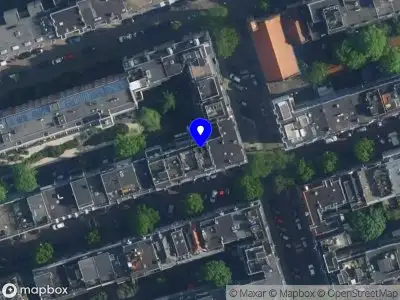 Ambulance met grote spoed naar de Pieter Baststraat in Amsterdam