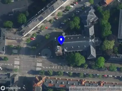 Ambulance met grote spoed naar de Vredeskerkplein in Amsterdam