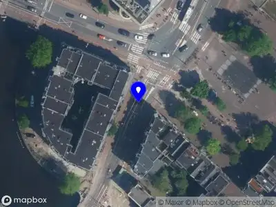 Ambulance met grote spoed naar de Korte Marnixstraat in Amsterdam