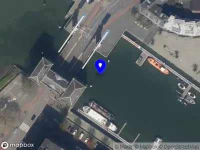 Ambulance met grote spoed naar de Stieltjesstraat in Rotterdam